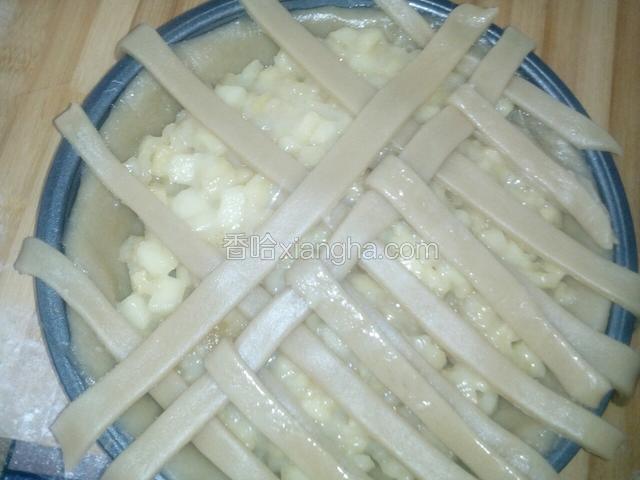 把馅料放入，抹平，开始编制，先横着放一排，再竖着放一根，如图编制。