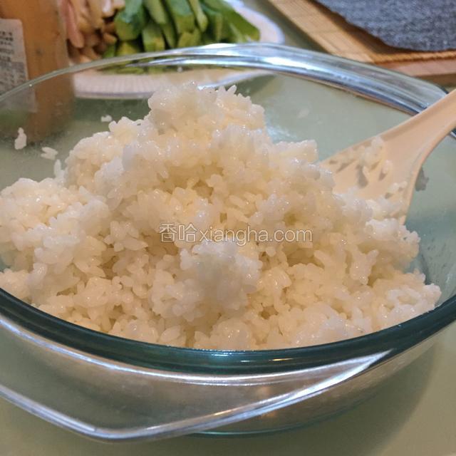 将大米饭打散，加入适量白醋拌匀，白醋不能太多，先滴入几滴，试试拌匀后的米饭口感，刚刚好可以接受的酸爽就可以。