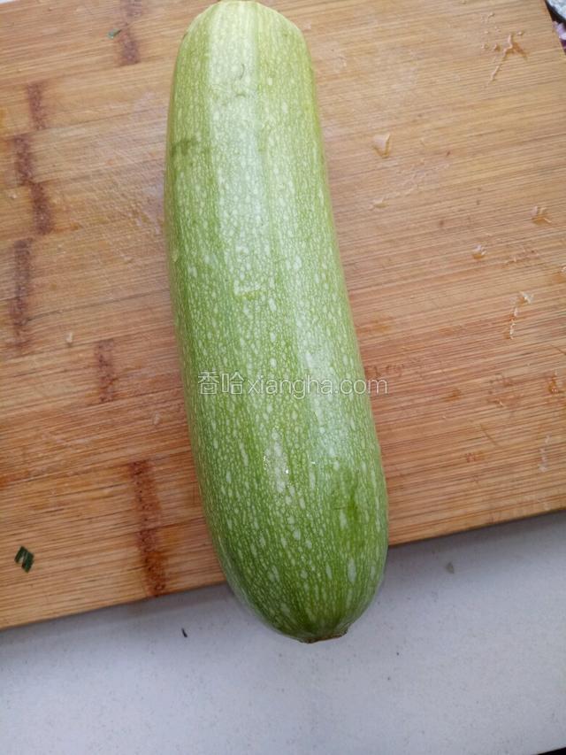 茭瓜洗干净。