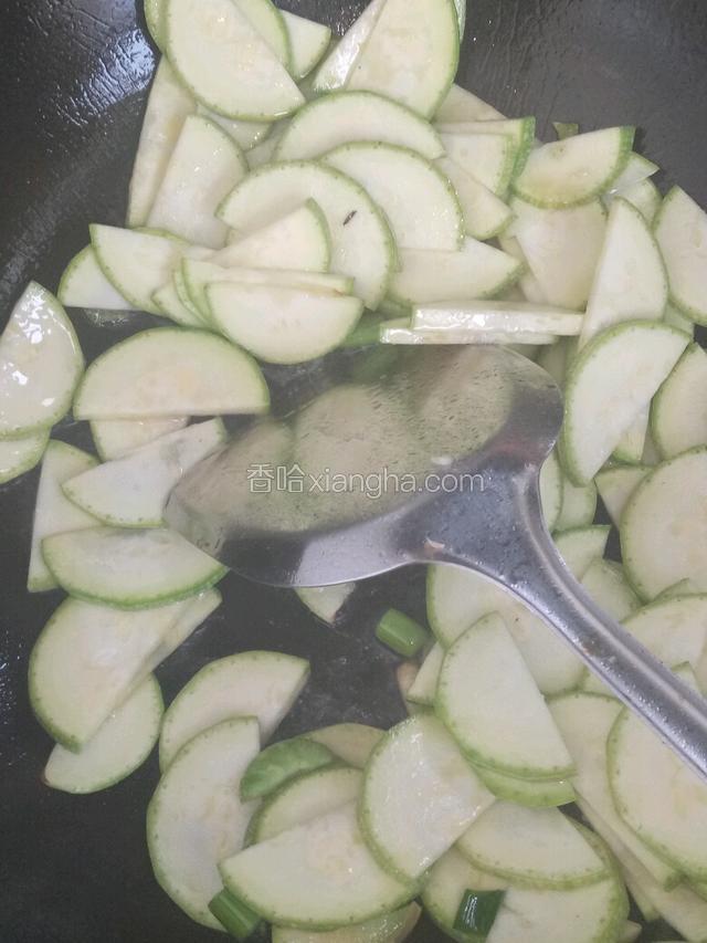 倒入茭瓜放适量盐翻炒