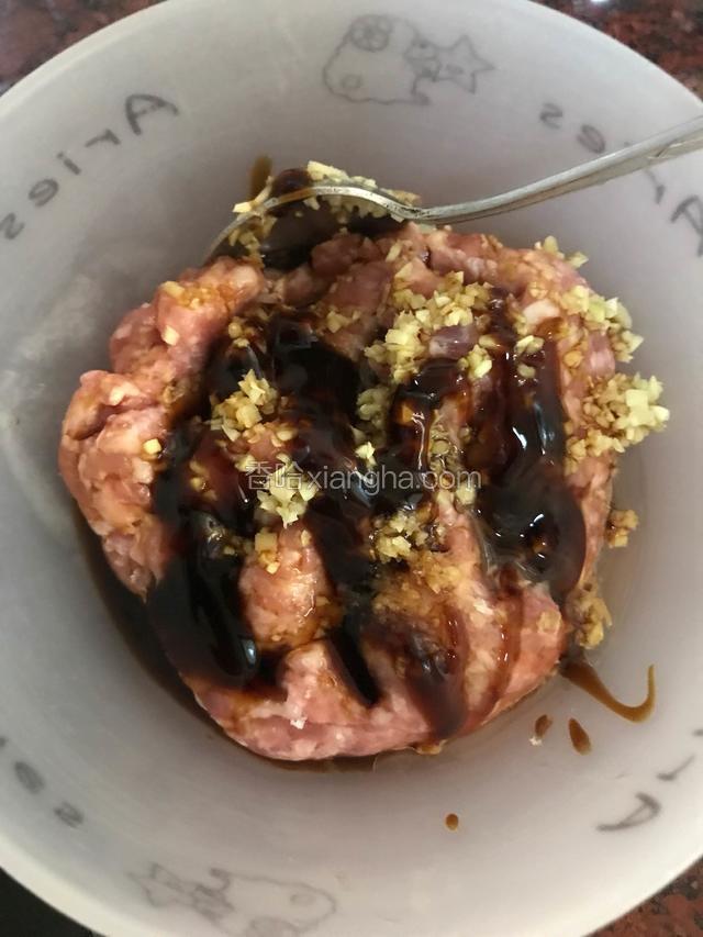 适量猪肉馅加入葱姜末，生抽，蚝油，盐和油搅拌。