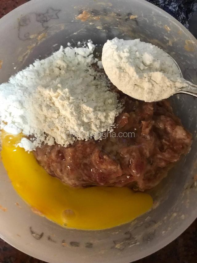 早上取出，打入一个鸡蛋，一勺半面粉一勺半玉米淀粉，和匀。
