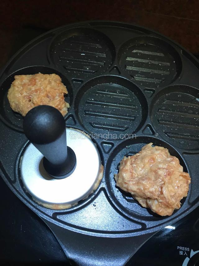 压一下，尽量薄一点，比较易熟。因为我用的是七孔早餐锅，没有这种锅也没关系，可以用慕斯模具或者煎蛋模具，都是一样的，压模那个用一个玻璃杯底压也是能的，反正作用就是压平。