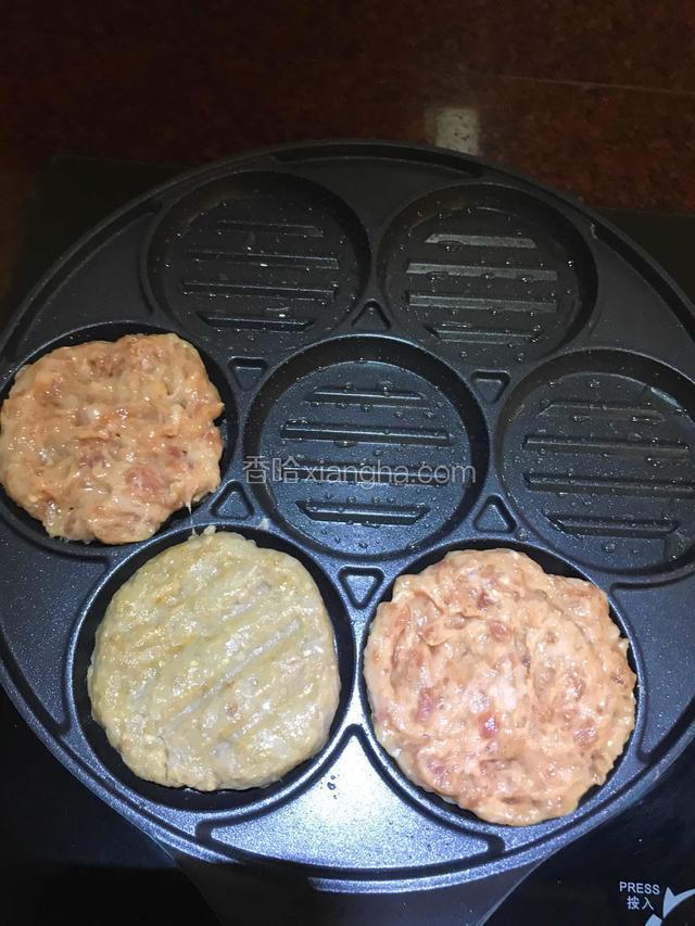 煎至底部变硬可以翻一下面继续煎。