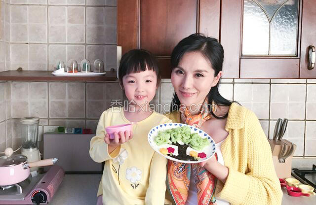 宝餐美厨娘-巧妈奚纬，宝餐一顿联合创始人之一。曾任中央电视台《天天饮食》节目总导演，《家有妙招》节目外景主持人，参与了上千道菜肴的制作，发明了几十种生活妙招。宝餐美厨娘-萌娃妞妞，宝餐一顿御用小麻豆，一岁登上《时尚芭莎》，获得2016“中国儿童”风采模特大赛全国十大风采奖，拍摄广告“美素佳儿”、“伊可新”、“龙牡壮骨颗粒”。
