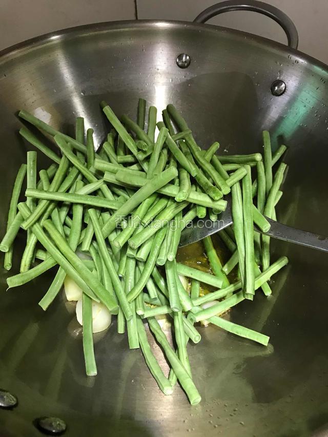 放入豆角翻炒