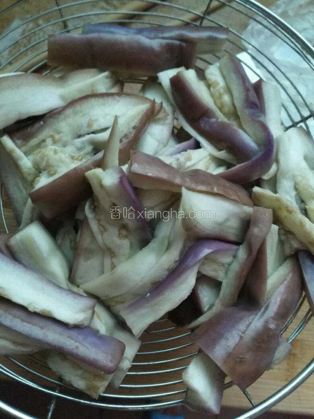 将茄子洗干净，切条状