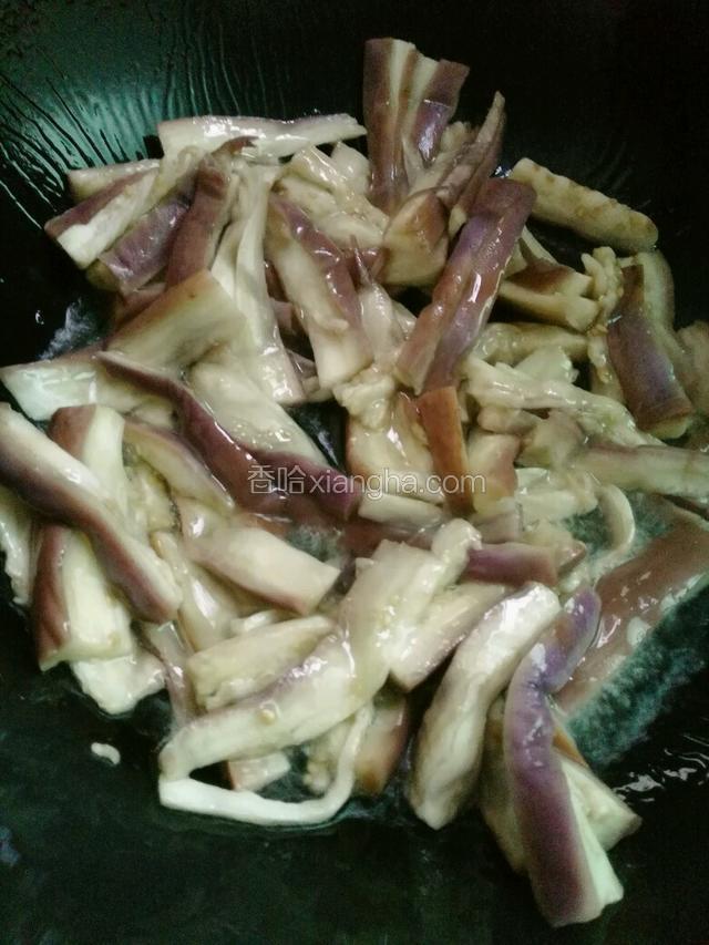 锅里热油（多一点）
放茄子翻炒