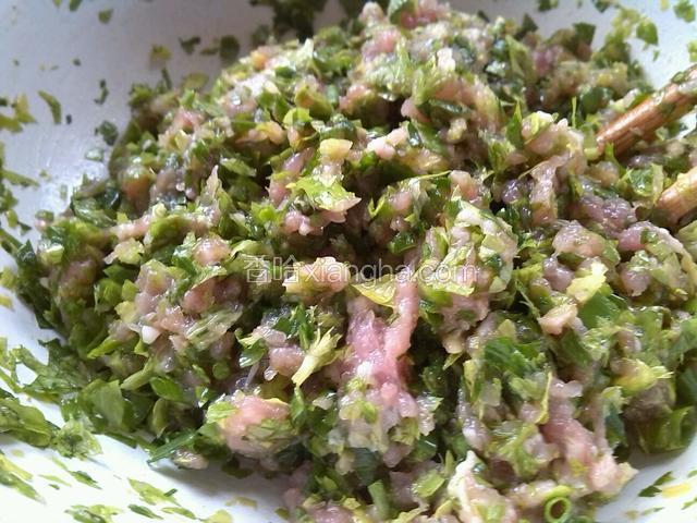放入芹菜，葱姜沫加盐、味精、香油拌匀