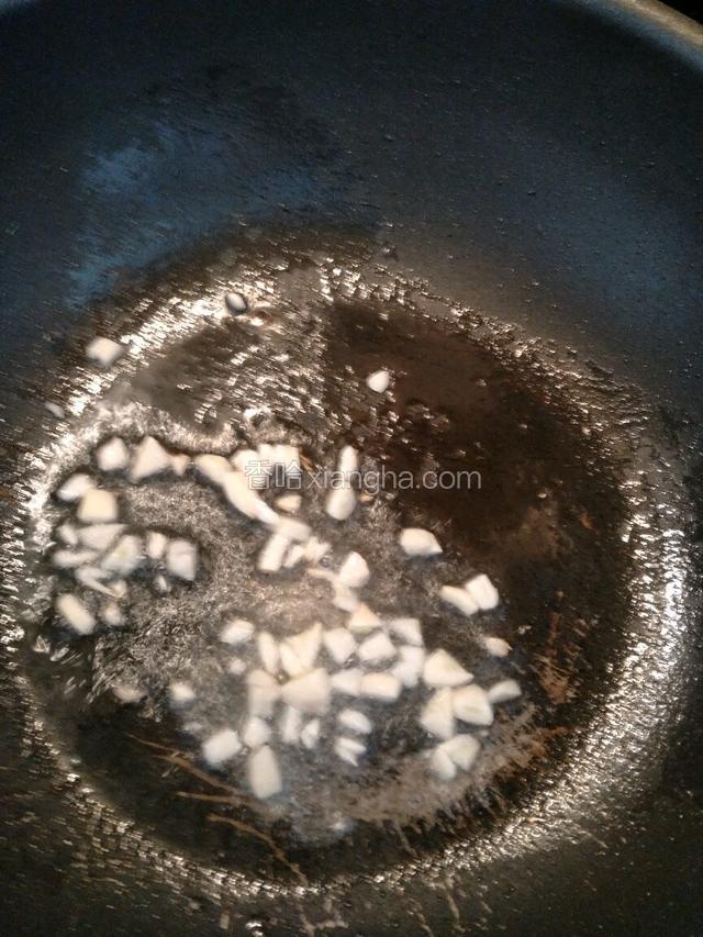 锅里放油烧热，放入大蒜爆香