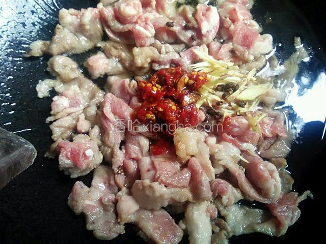 热锅凉油，下肉片，几滴香醋，快速拔开肉片，大火。同时加入豆瓣，姜蒜小料。猛火至断生。