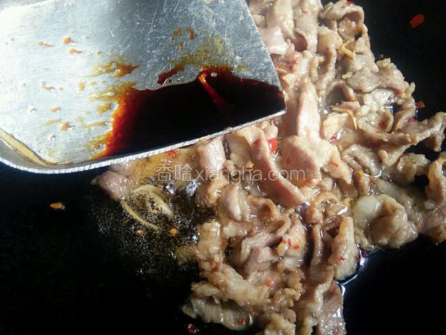 少量生抽上浅色，翻炒均匀。