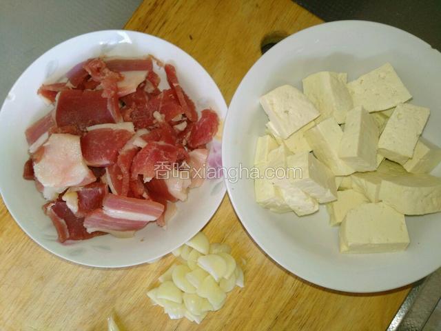火腿切片，豆腐切小块备用。