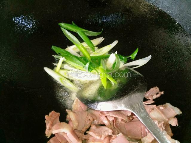 火腿推一边，下蒜和葱炒出香味。