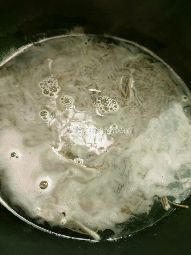 入锅煮至八分熟即可