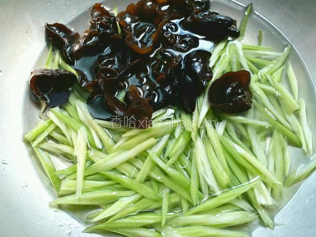 将芹菜段、猪肉丝放入沸水中焯烫1分钟。