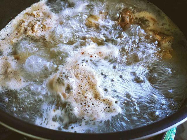大火煮5分钟取出 倒出水

(这一步是为了去除血沫 煮出部分油)