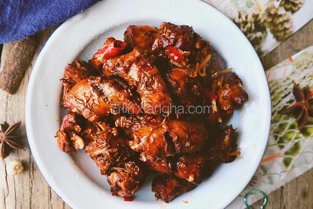 装入盘中，开吃吧~

成品色泽红亮诱人 肉质酥软 麻辣过瘾 下饭酌酒都不错