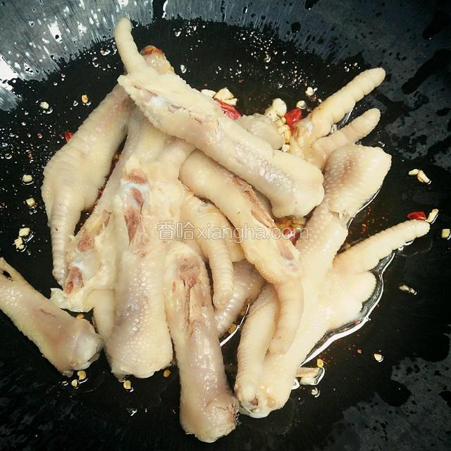 待锅内的配料降温后放入鸡爪