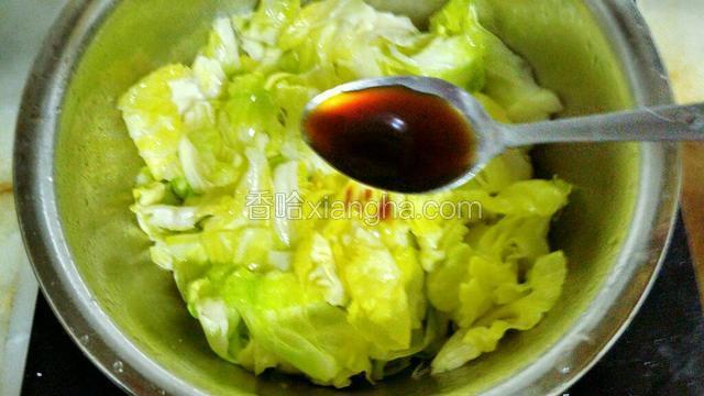 锅烧热，放入食用油，加入蒜和葱花爆香，放入甘蓝翻炒均匀，加一小勺蚝油，一小勺盐，一小勺鸡精翻炒入味即可