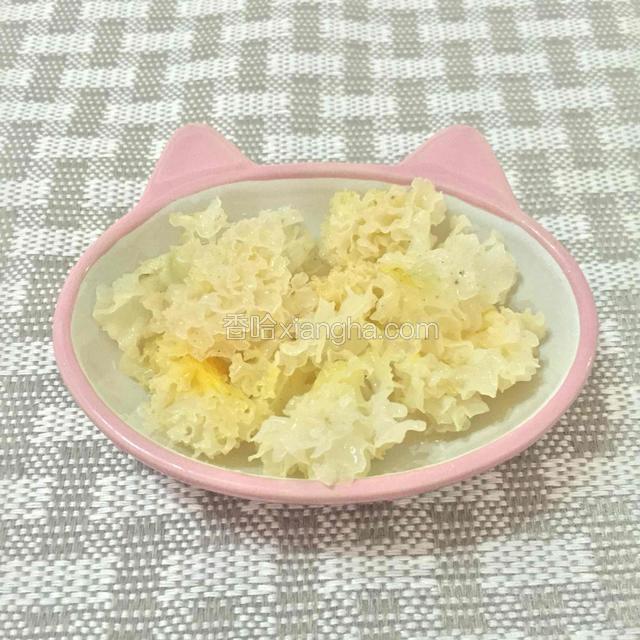 云南小雪耳
提前一晚浸泡好，撕成小朵。
PS：图片的材料，是三碗的份量，可以按需来加减量。