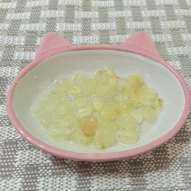 提前一晚浸泡好的~雪莲子
