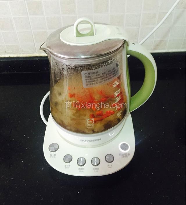 差不多要炖煮好的时候，提前10分钟，再加进老冰糖，枸杞。煮至冰糖融化即可。
枸杞不需久煮，后下。久煮带酸味，口感也没那么好。