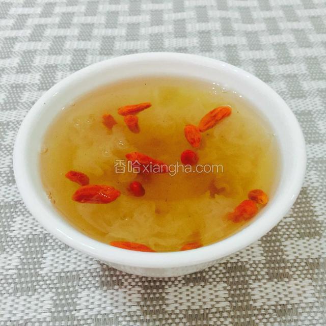 成品图
清新滋润，这个天气，很适合来上一碗银耳羹，赶紧煲起吧。
