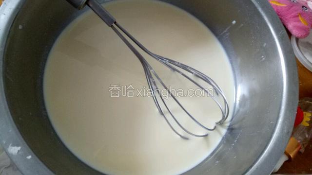 鸡蛋打散倒入淡奶油，牛奶白糖搅拌白糖融化再倒入低筋粉搅拌均匀。
