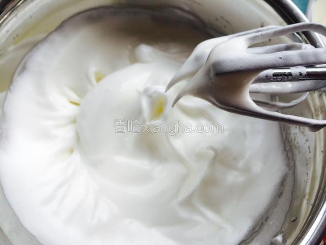 用电动打蛋器把蛋白打发到湿性发泡，即提起打蛋器能拉出弯曲小尖角即可。