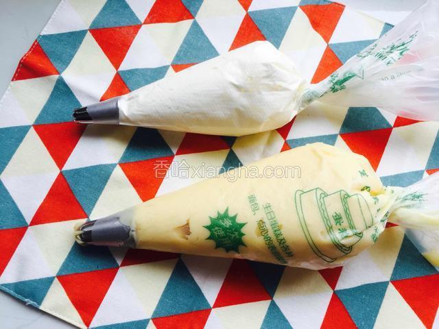 把淡奶油和豆乳酱分别装在两个裱花袋中，有裱花嘴就装裱花嘴，没有可以不用装。