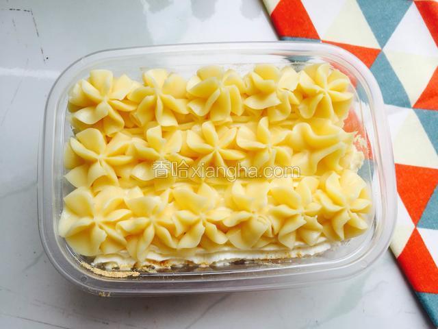 重复动作两次，最上层的豆乳酱可以挤的好看点，我用的六齿裱花嘴，没有裱花嘴挤个圆的也可以。