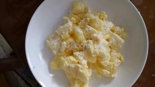 把蛋用勺子挖成一块一块的。