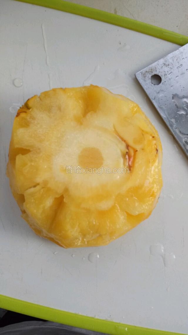 准备半个菠萝洗干净