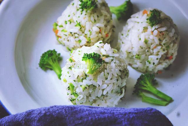肉桂与罗勒突出了肉的鲜味，胡萝卜带点淡淡的甜味

没放奶酪却莫名有股奶味，不会过于清淡