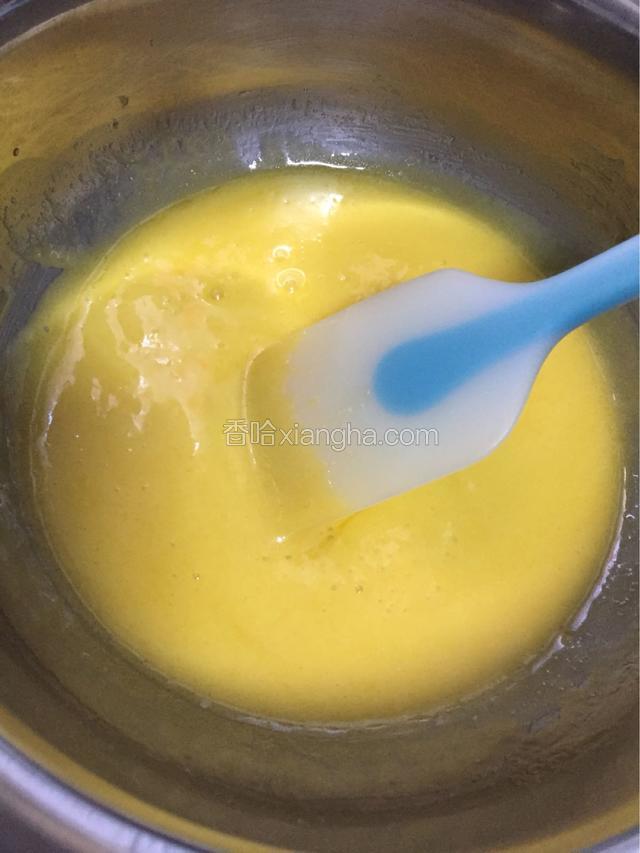 冷却后将两个鸡蛋打入盆中搅拌均匀