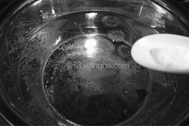 锅里加水放入盐少许油煮开