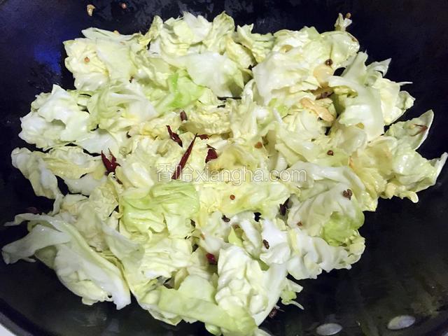 放入大头菜翻炒片刻。