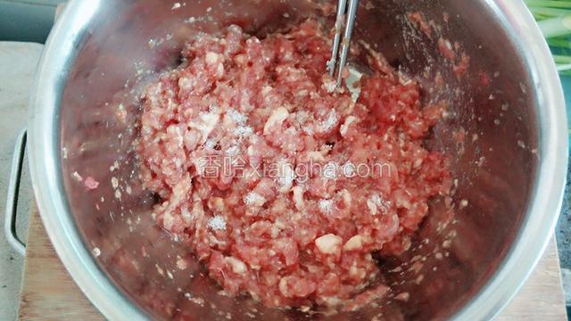 再加盐拌匀（根据个人口味加盐，酱油、蚝油带咸味）奄片刻