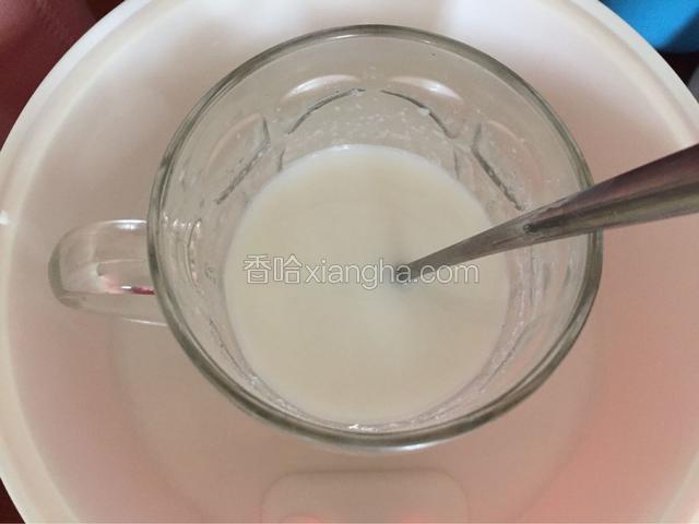 加入适量细砂糖、再将软化后的吉利丁粉隔水加热至融化即可。（一定要边加热边搅拌）
