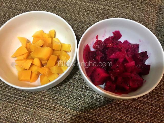 芒果、红心火龙果去皮切成小丁备用