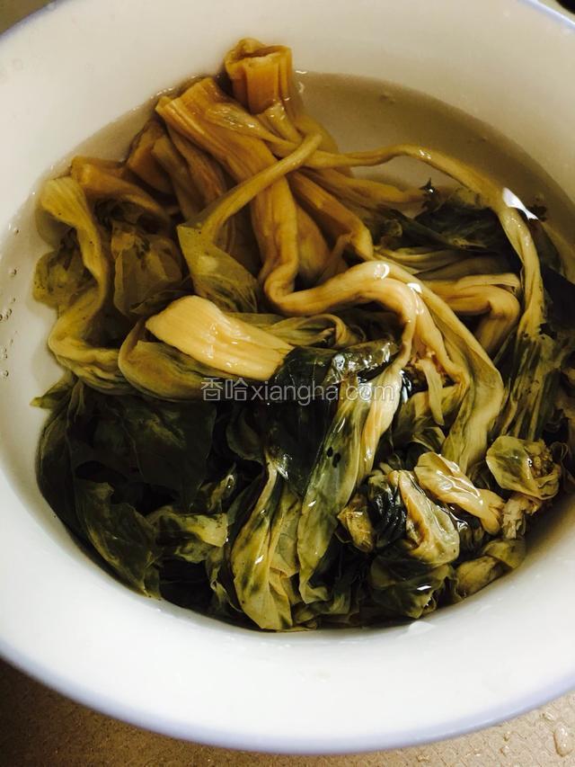 梅菜泡洗干净，浸泡半小时
