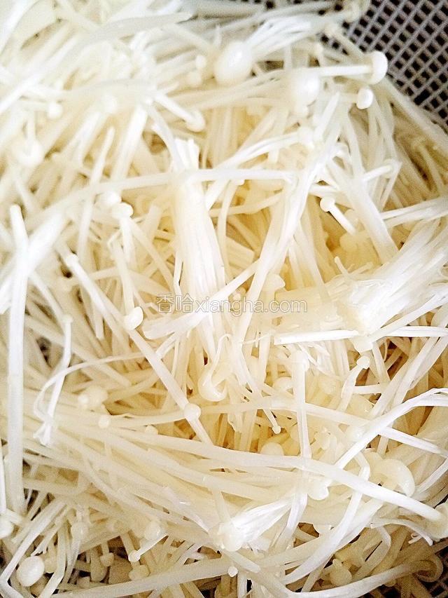 金针菇洗净撕开