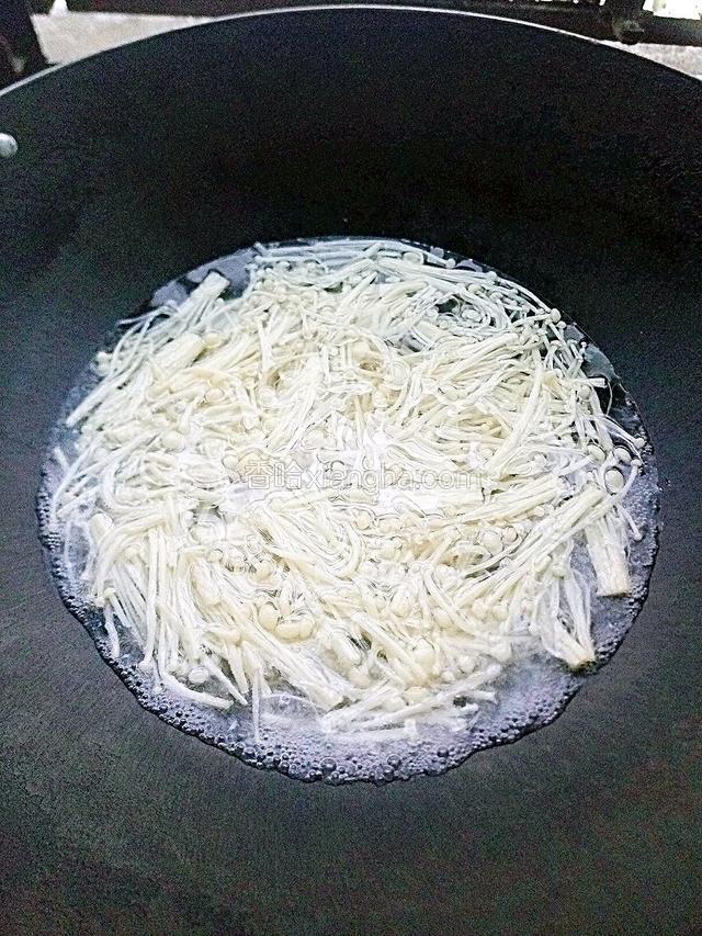 几分钟后金针菇变软如下图即可