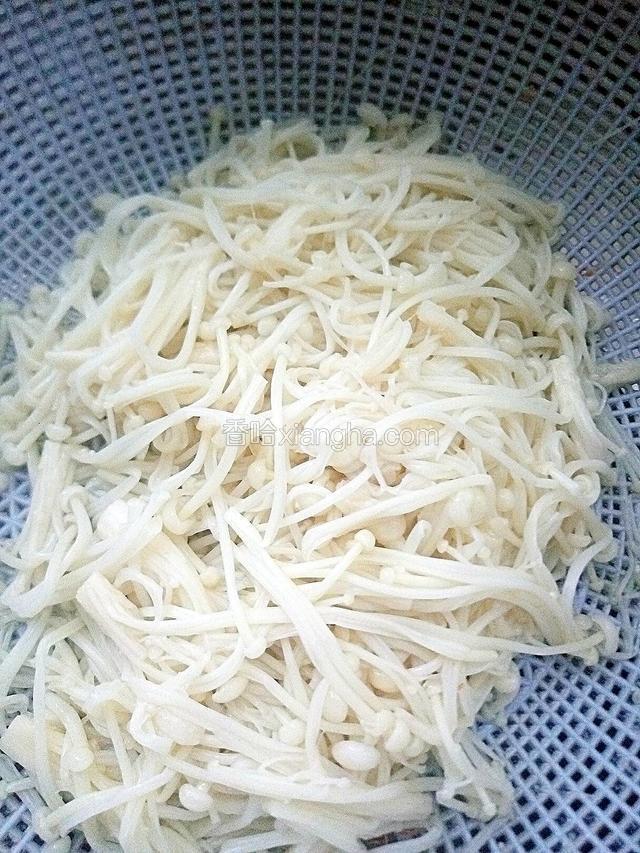煮好的金针菇倒入筛子里沥干水