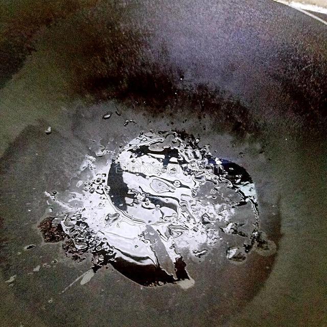 锅里倒入老抽，生抽，油预热
