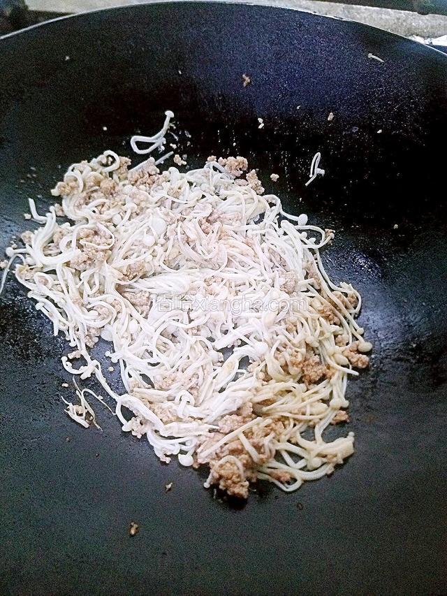 最后倒入少许盐翻炒五六分钟即可