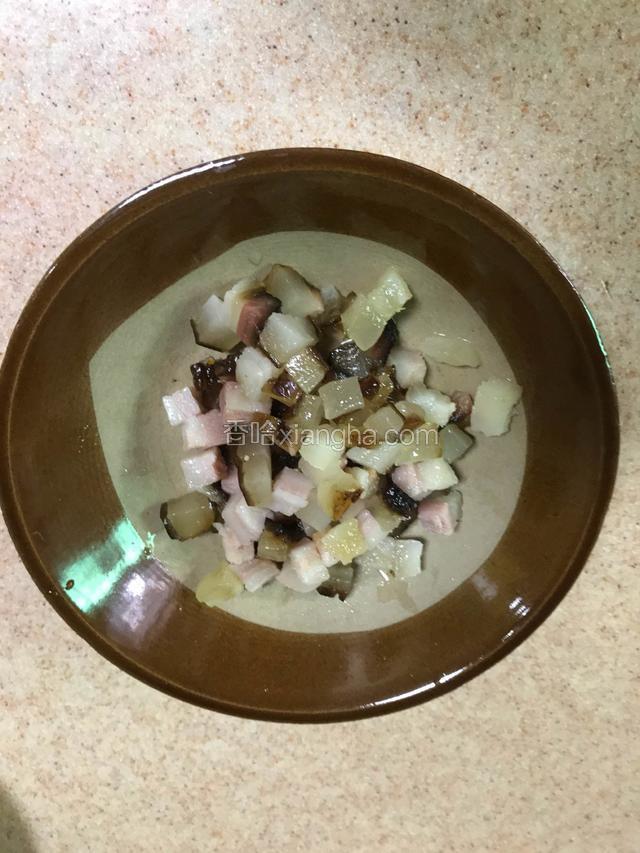 腊肉切成和豌豆粒差不多大小的粒