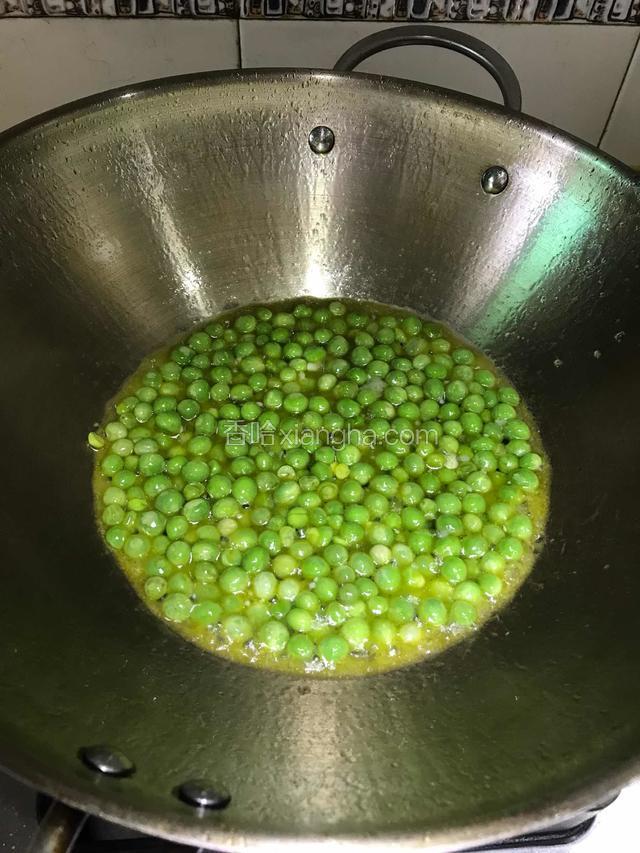烹入适量清水，放少许盐稍微煮一小会儿
