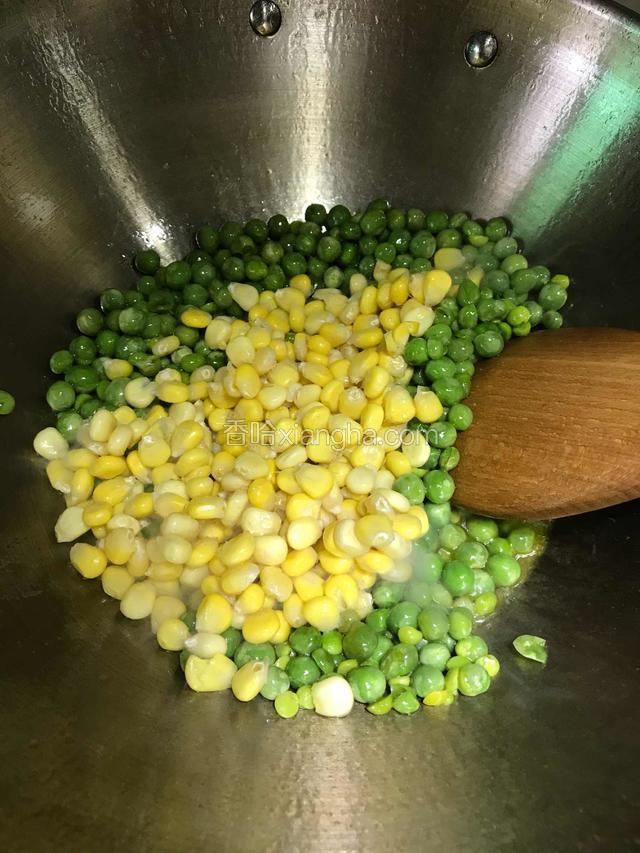 收干水汁加入玉米粒一起翻炒